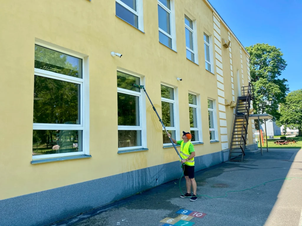 Paldiski lasteaed koristustood akende pesu Unger susteemiga 1